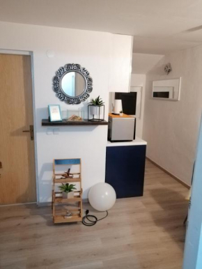 Apartment Happy, Pakostane